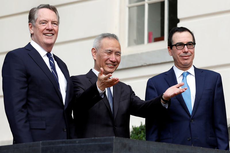 © Reuters. FILE PHOTO: China's Vice Premier Liu gestures to the media between U.S. Trade Representative Lighthizer and Treasury Secretary Mnuchin before the two countries' trade negotiations in Washington