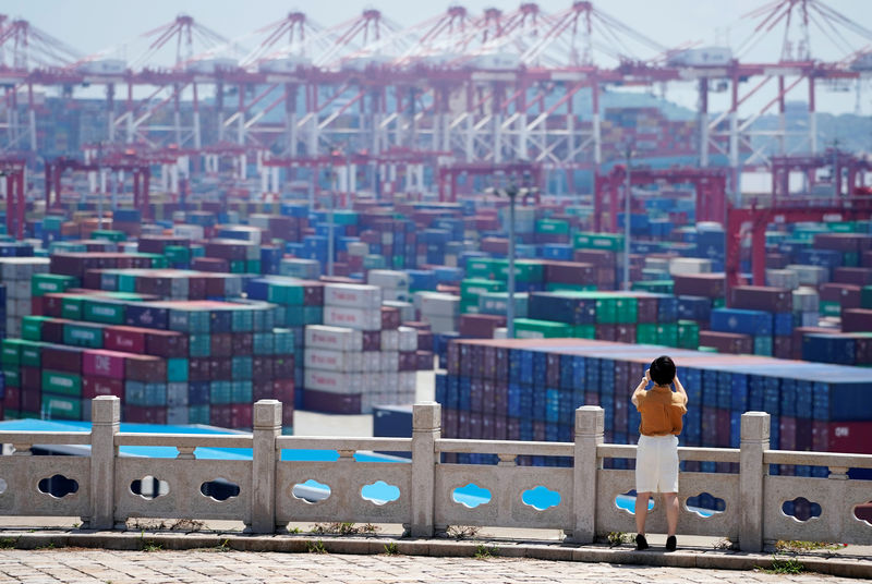 © Reuters. FILE PHOTO: Containers are seen at the Yangshan Deep Water Port in Shanghai