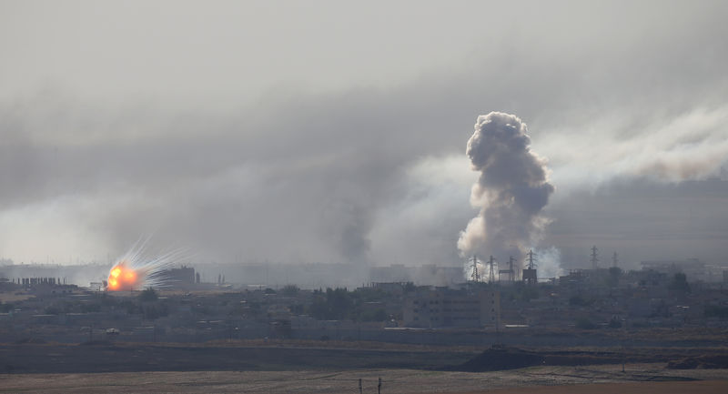 © Reuters. Explosion and smoke are seen over the Syrian town of Ras al-Ain as seen from the Turkish border town of Ceylanpinar