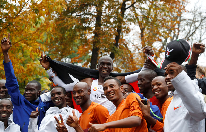 © Reuters. Eliud Kipchoge, the marathon world record holder from Kenya, attempts to run a marathon in under two hours in Vienna