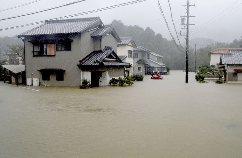 © Reuters. Heavy rains caused by Typhoon Hagibis flood a residential area in Ise