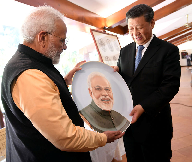 © Reuters. India's Prime Minister Narendra Modi and China's President Xi Jinping exchange gifts in Mamallapuram
