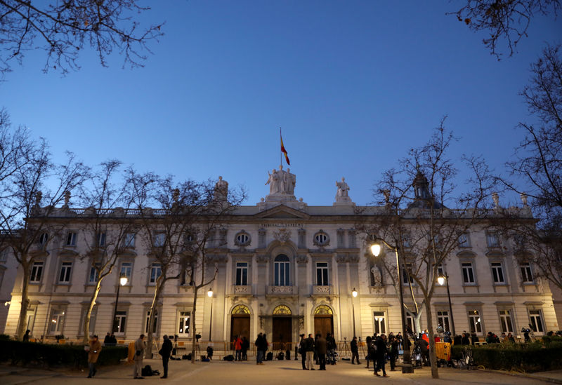© Reuters. Miembros de los medios de comunicación se reúnen ante el Tribunal Supremo, en Madrid, España, el 12 de febrero de 2019