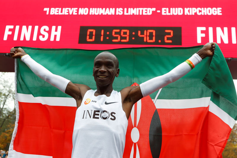 © Reuters. Eliud Kipchoge, the marathon world record holder from Kenya, attempts to run a marathon in under two hours in Vienna