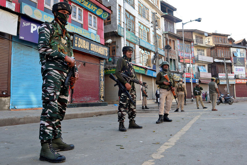 © Reuters. Indian security force personnel stand guard after a grenade attack in Srinagar