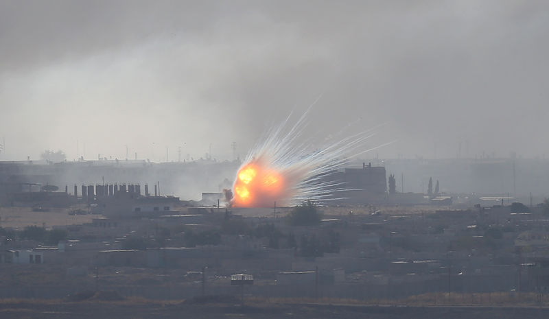 © Reuters. Una explosión sobre la ciudad siria de Ras al-Ain desde la ciudad fronteriza turca de Ceylanpinar, provincia de Sanliurfa, Turquía, el 12 de octubre de 2019