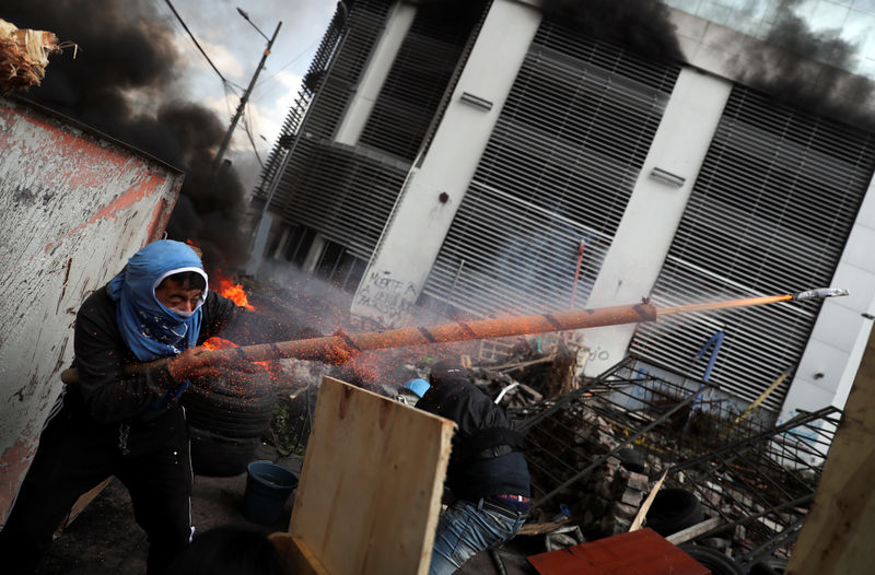 © Reuters. Un manifestante dispara un arma casera durante una protesta contra las medidas de austeridad del presidente de Ecuador, Lenín Moreno, en Quito