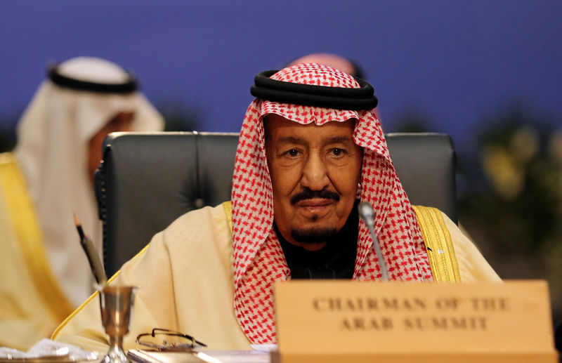 © Reuters. FILE PHOTO: Saudi Arabia's King Salman attends Arab league and EU summit, in Sharm el-Sheikh