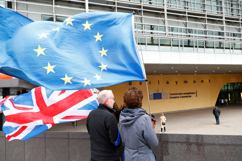 © Reuters. FILE PHOTO: Anti-Brexit protesters hold British and European Union flags outside the EU Commission headquarters in Brussels
