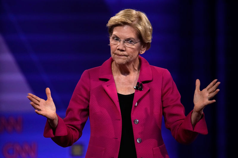 © Reuters. FILE PHOTO: Democratic 2020 U.S. presidential candidate Senator Elizabeth Warren (D-MA) gestures in a televised townhall on CNN dedicated to LGBTQ issues in Los Angeles, California