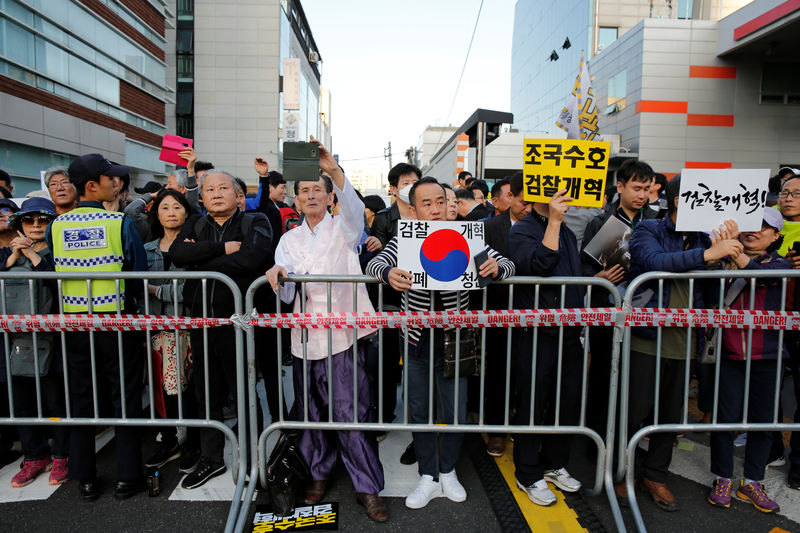 فضيحة تحيط بوزير العدل في كوريا الجنوبية تدفع الآلاف للتظاهر في الشوارع