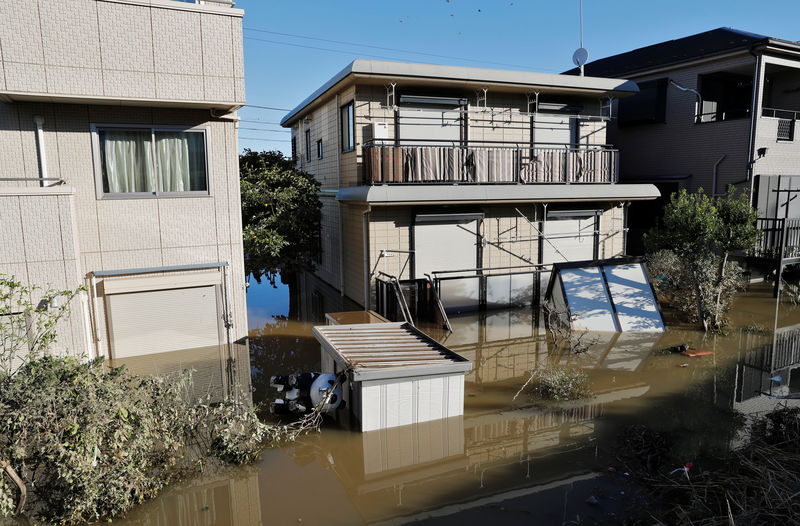 © Reuters. 台風19号、東日本直撃で4人死亡　堤防決壊で浸水被害広がる