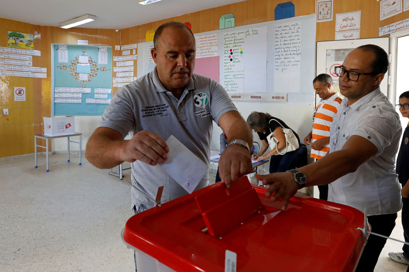 © Reuters. Man casts his ballot during a second round runoff of a presidential election in Tunis