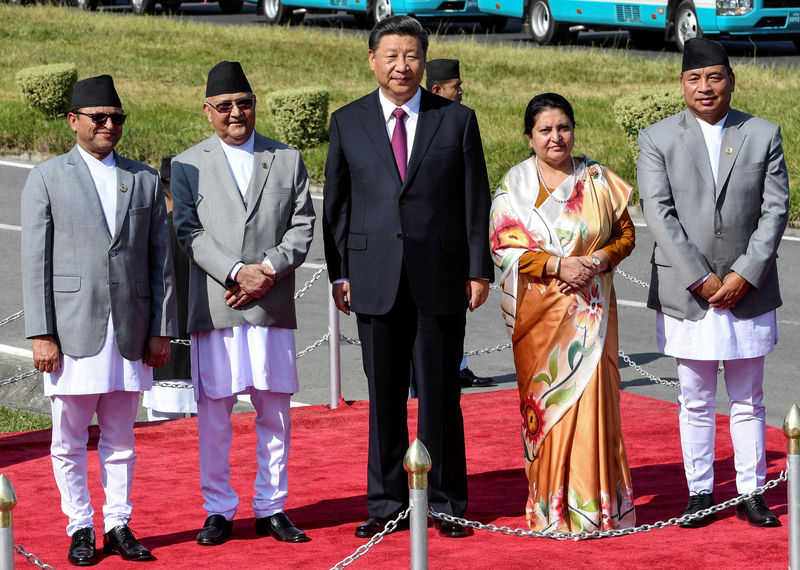 © Reuters. Chairman of National Assembly of Nepal Ganesh Prasad Timilsina, Nepal's PM Oli, China's President Xi, Nepal's President Bhandari and Vice President Pun, look on in Kathmandu
