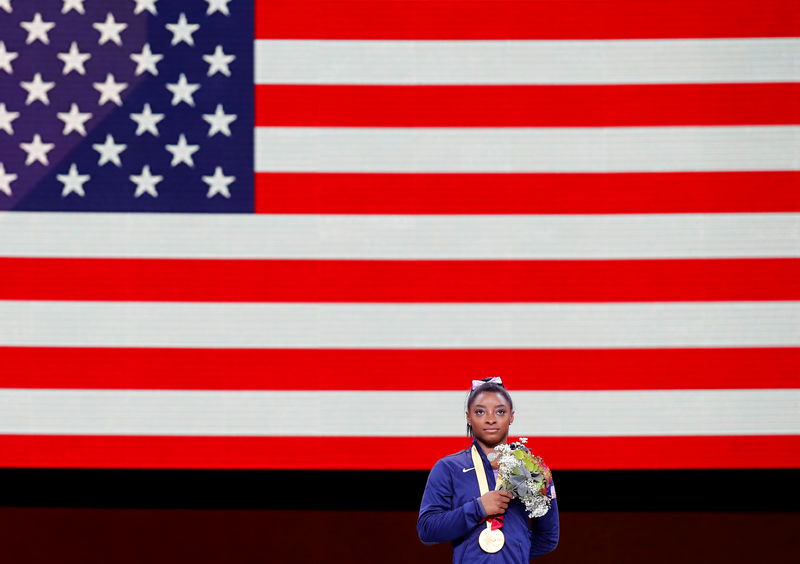 © Reuters. بايلز تحقق رقما قياسيا بالفوز بالميدالية 24 ببطولة العالم للجمباز
