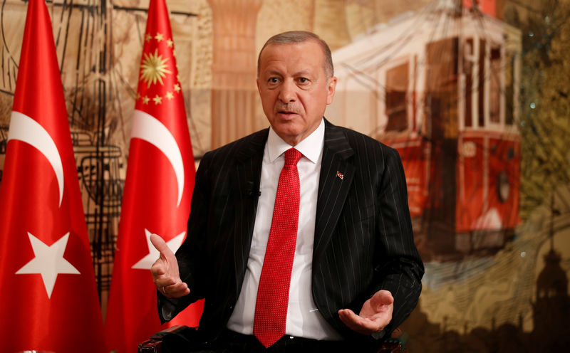 © Reuters. Foto del viernes del presidente de Turquía, Tayyip Erdogan, hablando durante una entrevista con Reuters en Estambul.