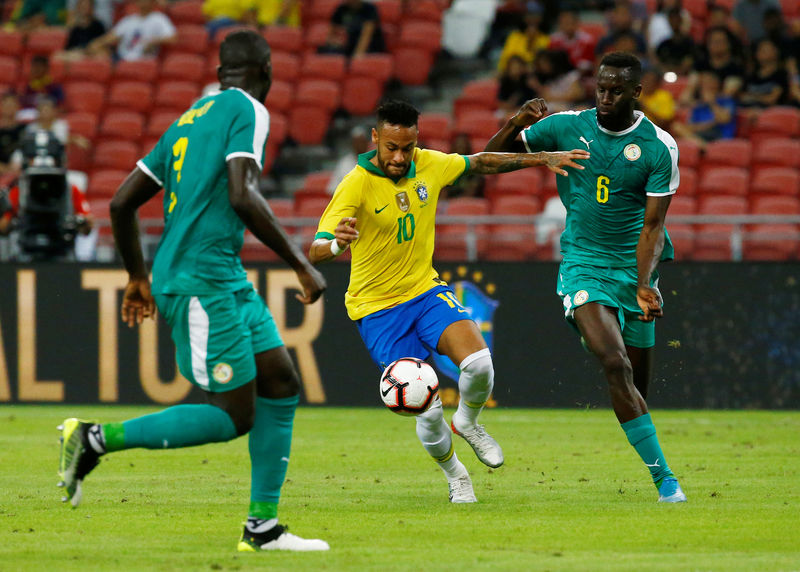 © Reuters. إصابة نيمار في تعادل البرازيل 1-1 مع نيجيريا وديا