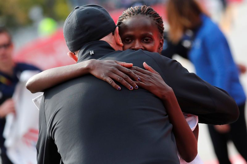 © Reuters. Chicago Marathon - Kenya's Brigid Kosgei wins the women's marathon setting a new world record