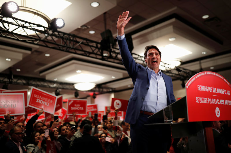 © Reuters. Liberal leader and Canadian Prime Minister Justin Trudeau attends a rally during an election campaign visit to Mississauga
