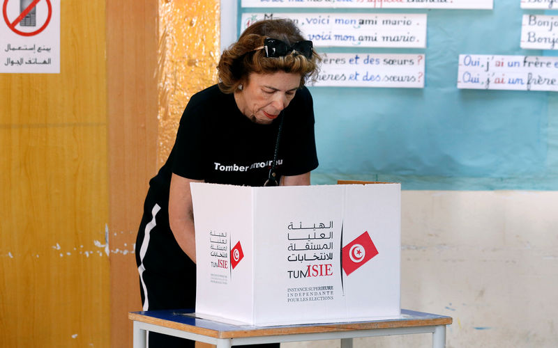 © Reuters. انتهاء التصويت في الجولة الثانية الحاسمة من انتخابات الرئاسة بتونس
