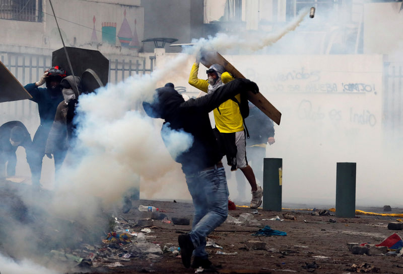 © Reuters. Un manifestante arroja un bote de gas lacrimógeno durante una protesta contra las medidas de austeridad del presidente de Ecuador, Lenín Moreno, en Quito, Ecuador.
