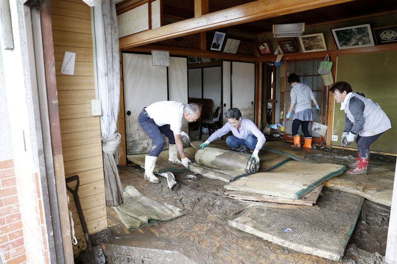 Japón busca supervivientes en el fango tras el paso del tifón