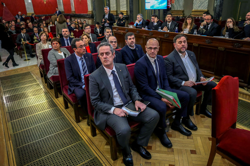 © Reuters. FOTO DE ARCHIVO: Líderes separatistas catalanes comparecen ante los tribunales al inicio de su juicio en el Tribunal Supremo de Madrid, España, el 12 de febrero de 2019