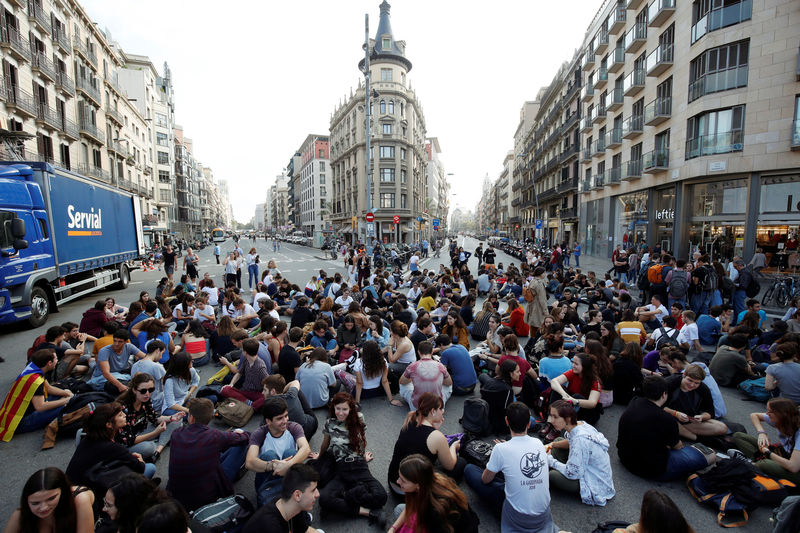 © Reuters. Students sit at Plaza Universidad after a verdict in a trial over a banned independence referendum, in Barcelona