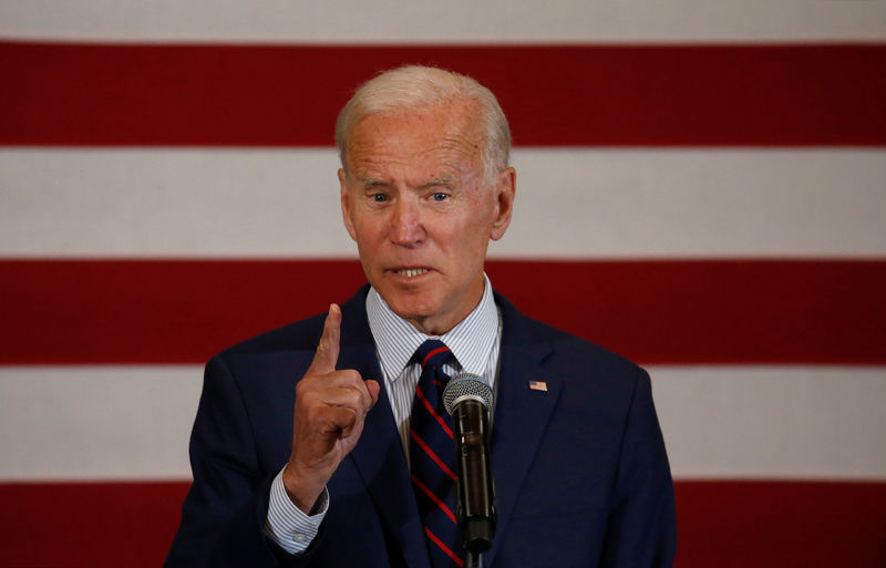 © Reuters. Democratic 2020 U.S. presidential candidate and former Vice President Joe Biden speaks at a campaign town hall meeting in Manchester