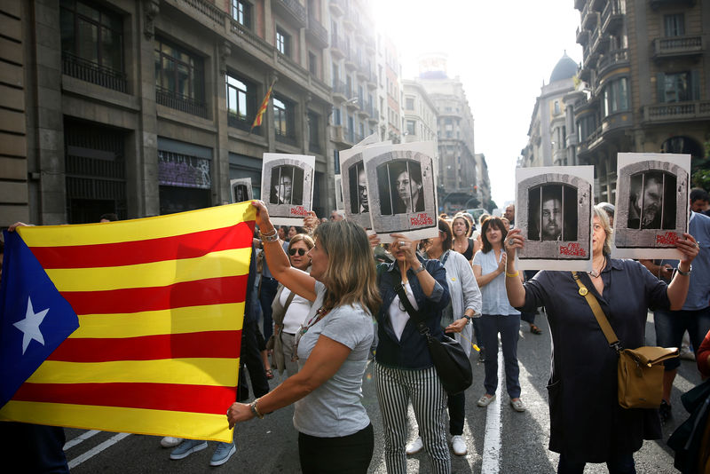 Cortan varias carreteras tras la condena a líderes independentistas catalanes