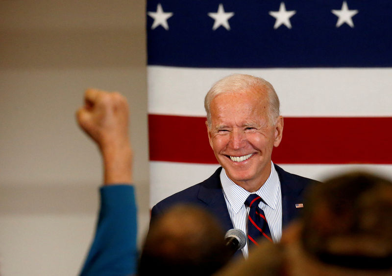 © Reuters. FILE PHOTO: Democratic 2020 U.S. presidential candidate and former Vice President Joe Biden smiles as a supporter pumps a fist at a campaign town hall meeting in Manchester
