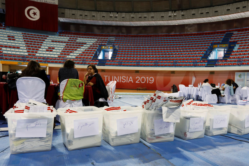 © Reuters. Election workers count votes as the country awaits the official results of a second round runoff of a presidential election in Tunis