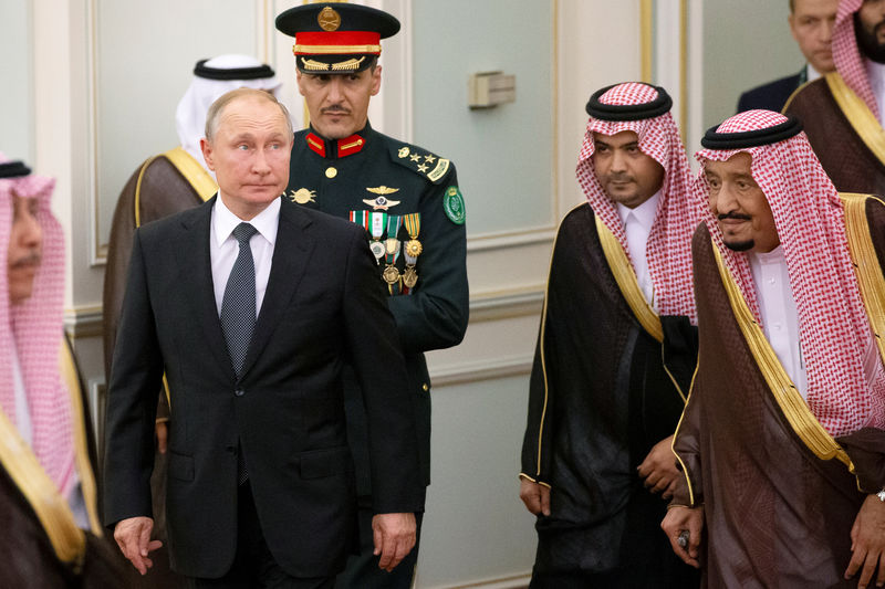 © Reuters. Russian President Vladimir Putin and Saudi Arabia's King Salman attend the official welcome ceremony in Riyadh