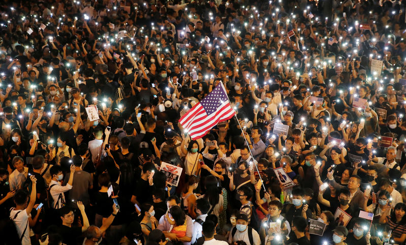 Dezenas de milhares de manifestantes de Hong Kong pedem ajuda dos EUA