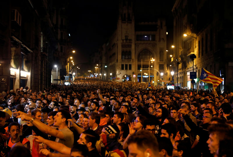 Espanha prende líderes separatistas catalães e manifestantes vão às ruas