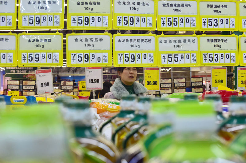 © Reuters. FILE PHOTO: Customer shops at a supermarket in Handan, Hebei