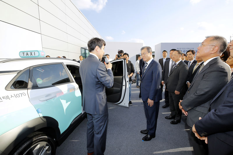 © Reuters. South Korean President Moon Jae-in gets a briefing at Hyundai Motor's Namyang R&D Center in Hwaseong