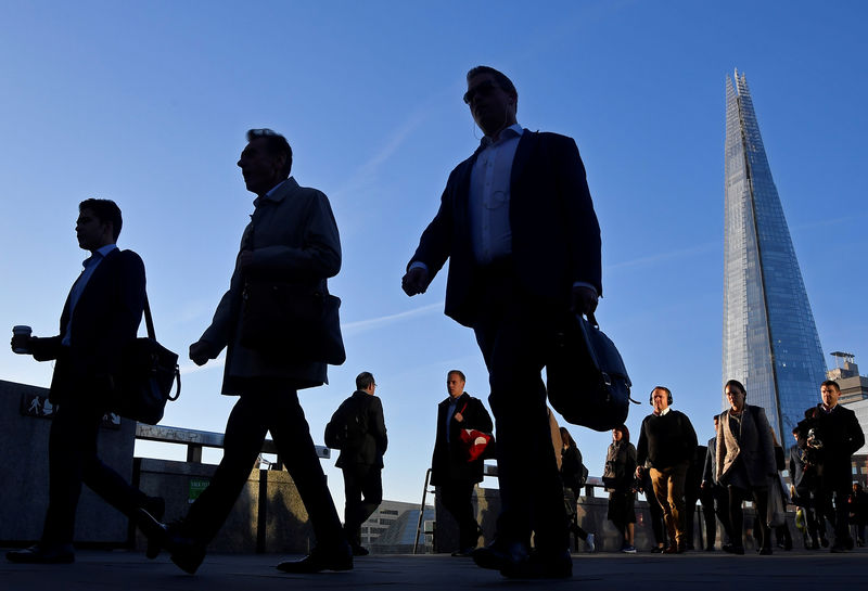 © Reuters. 英就業者数、6―8月は約4年ぶりの大幅減