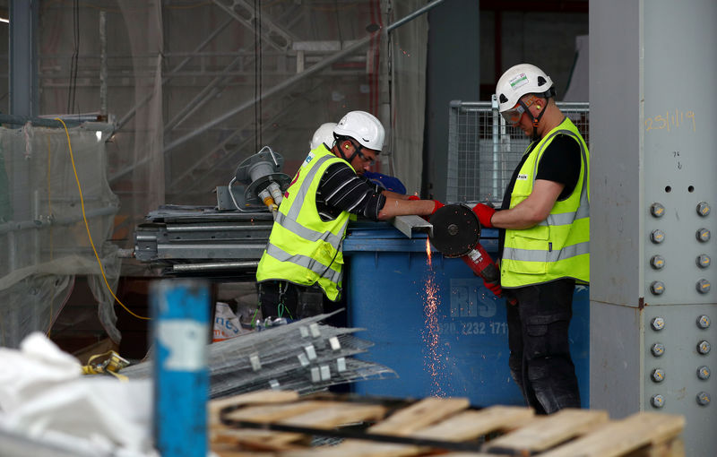 © Reuters. FILE PHOTO: Workers are seen at the construction site of 22 Bishopsgate in London