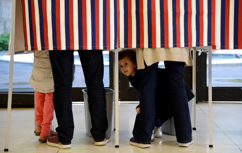 © Reuters. FILE PHOTO: French citizens living in US cast their presidential votes at French Embassy in Washington