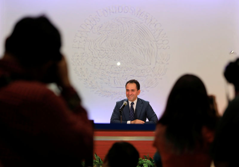 © Reuters. Arturo Herrera, Ministro de Hacienda de Nuevo México, asiste a una conferencia de prensa en la Ciudad de México.