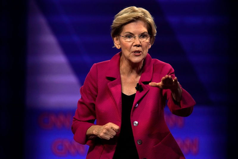 © Reuters. Democratic 2020 U.S. presidential candidate Senator Elizabeth Warren (D-MA) gestures during a televised townhall on CNN dedicated to LGBTQ issues in Los Angeles, California