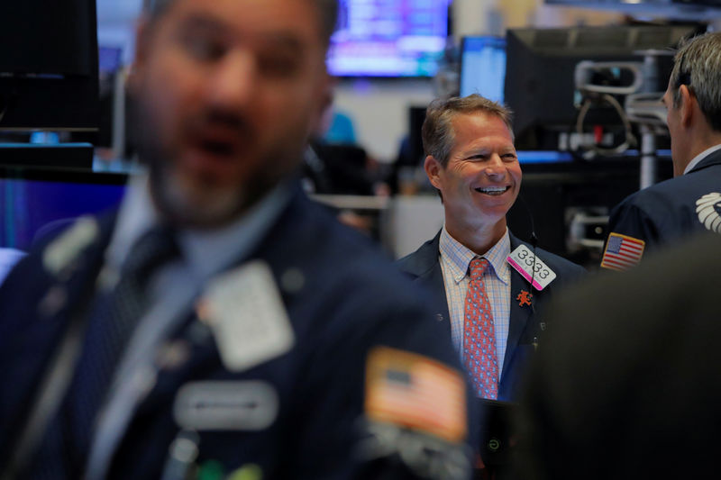US STOCKS-Уолл-стрит растет благодаря хорошим квартальным результатам