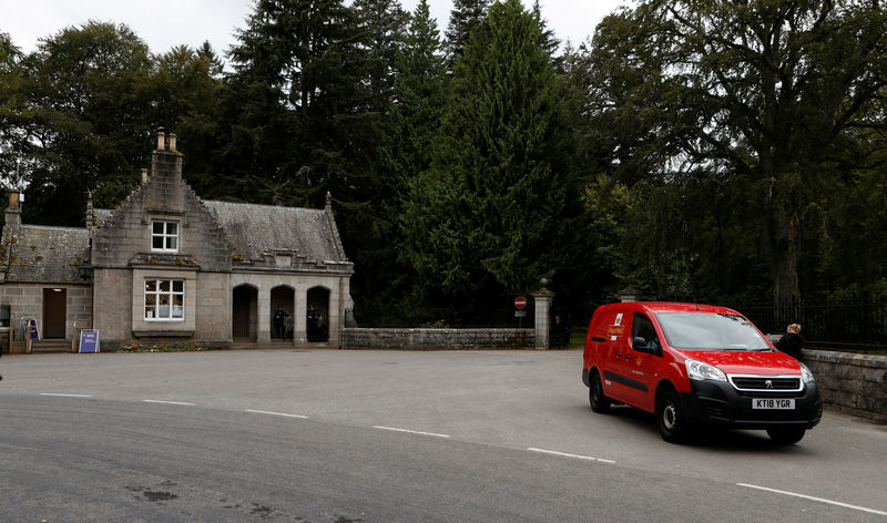 © Reuters. A Royal  Mail van leaves Balmoral Castle, Scotland