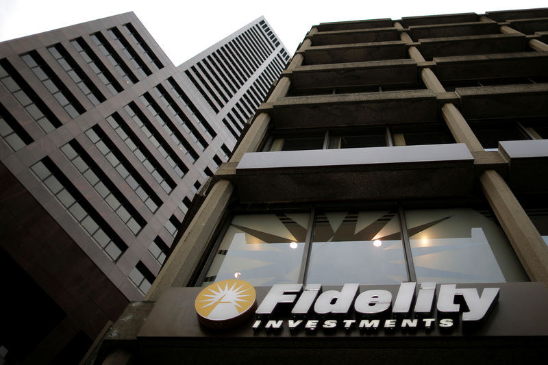 © Reuters. FILE PHOTO: A sign marks a Fidelity Investments office in Boston