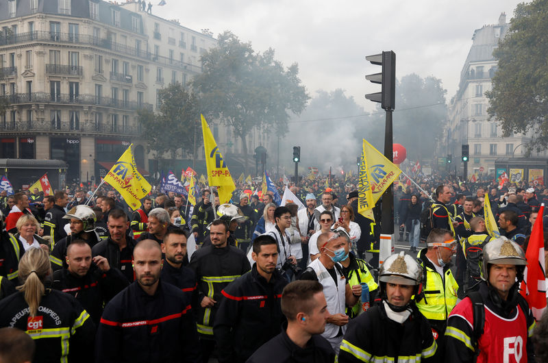الشرطة الفرنسية تطلق الغاز المسيل للدموع على محتجين من رجال الإطفاء في باريس