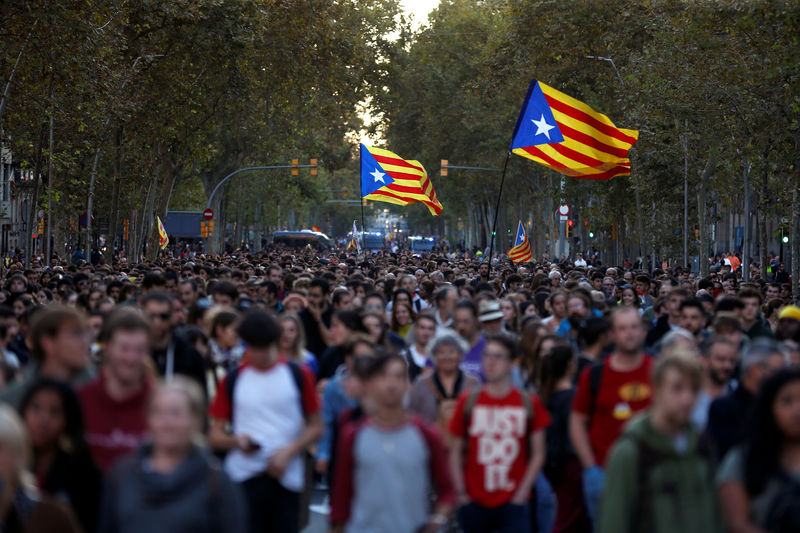 © Reuters. El separatismo catalán mantiene la presión en segundo día de protestas tras sentencia