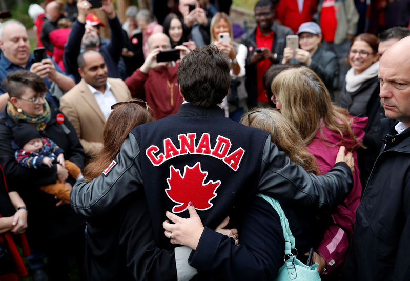 © Reuters. Liberal leader and Canadian Prime Minister Justin Trudeau campaigns for the upcoming election, in Riverview