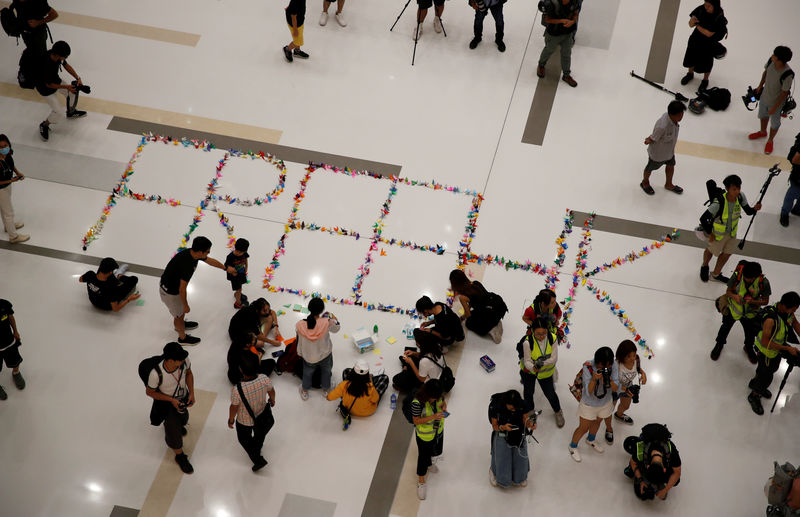 © Reuters. Anti-government protesters form a sign reading "Free HK" from folded paper birds during a demonstration at New Town Plaza shopping mall in Hong Kong