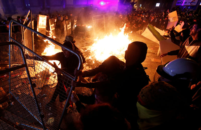 Catalães mantém pressão por independência em 2º dia de protestos marcados por confrontos